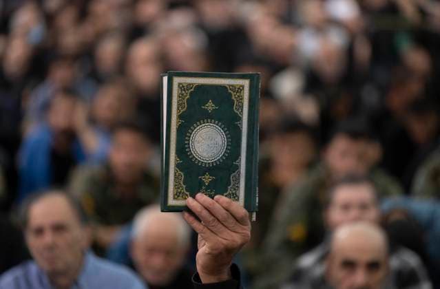 Iran, Reaction To Koran Burning In Stockholm An Iranian worshipper holds-up a copy of Muslims holy book of Koran during Tehran s Friday prayer ceremony at the Imam Khomeini Grand Mosque before a protest against Koran burning in the Swedish capital Stockholm, July 21, 2023. Tehran Tehran Iran  Copyright: xMortezaxNikoubazlx originalFilename: nikoubazl-iranreac230721_np4FC.jpg
