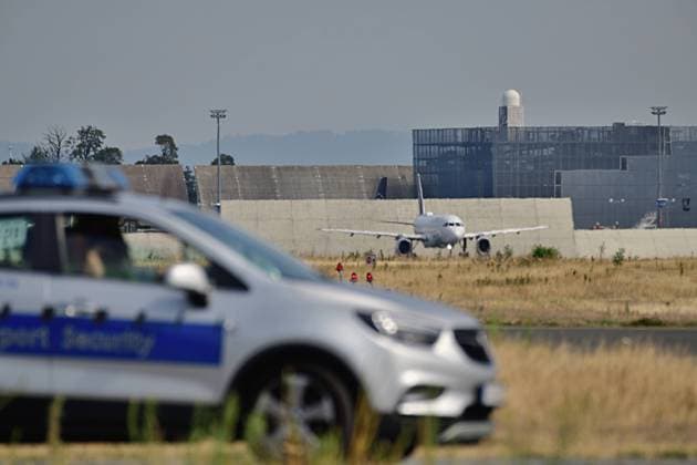 22.7.2023 Flughafensicherheit Besondere Sicherheitsvorkehrungen am Flughafen Frankfurt am Main. Nach vorangegangenen Blockadeaktionen durch die Klimaaktivistengruppe Letzte Generation an Flughäfen in Berlin und München, wurden zum Ferienstart hier die Sicherheitsmaßnahmen verstärkt. Frankfurt am Main Fraport Hessen Deutschland *** 22 7 2023 Airport security Special security measures at Frankfurt Airport Following previous blockade actions by the climate activist group Last Generation at airports in Berlin and Munich, security measures were stepped up here at the start of the vacation season Frankfurt am Main Fraport Hessen Germany