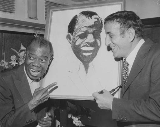 Oct 28, 1970 - London, England, UK - King of Jazz trumpet player LOUIS Satchmo ARMSTRONG with American singe TONY BENNETT. Tony presented a portrait of Louis at the Savoy. London UK - ZUMAk09_ 19701028_afw_k09_997 Copyright: xKeystonexPressxAgencyx