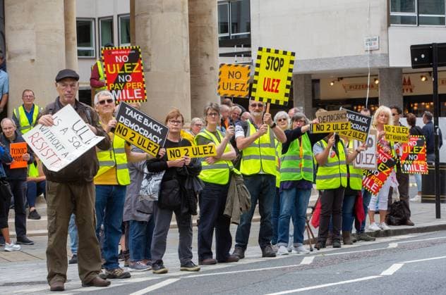 News Bilder des Tages July 22, 2023, London, England, United Kingdom: Activists stage a protest against London Mayor Sadiq KhanÃ¢â‚¬â ¢s decision to expand Ultra Low Emission Zone (ULEZ) outside BBC headquarters. London United Kingdom - ZUMAs262 20230722_zip_s262_023 Copyright: xTayfunxSalcix