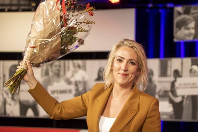 AMERSFOORT - Lilian Marijnissen waves flowers after she has been chosen by the party council of the SP as party leader for the upcoming parliamentary elections. ANP VINCENT JANNINK netherlands out - belgium out  Copyright: xx x474063927x originalFilename: 474063927.jpg