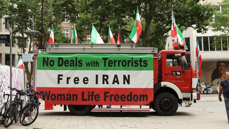 News Bilder des Tages Demonstration von Exil-Iranerinnen und Ex-Iranern gegen das Mullah-Regime im Iran auf dem Gerhart-Hauptmann-Platz. Neustadt Hamburg *** Demonstration of exiled Iranians against the Mullah regime in Iran on the Gerhart Hauptmann Platz Neustadt Hamburg
