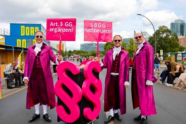 Bilder des Jahres 2023, News 07 Juli News Bilder des Tages CSD 2023; 45. Berliner CSD-Parade, am 22.07.2023 in Berlin, (Leipziger Straße Ecke Charlottenstraße), Deutschland *** CSD 2023 45 Berlin CSD Parade, on 22 07 2023 in Berlin, Leipziger Straße corner Charlottenstraße , Germany