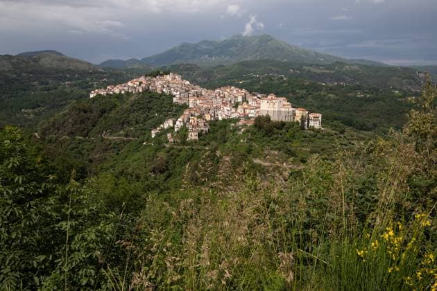 Aussicht auf die weiße Stadt Rivello, mediterranes Bergdorf in der Natur, Kampanien, Salerno italien Aussicht auf die weiße Stadt Rivello, mediterranes Bergdorf in der Natur, Kampanien, Salerno italien Copyright: xZoonar.com JanxWehnertx 20461831