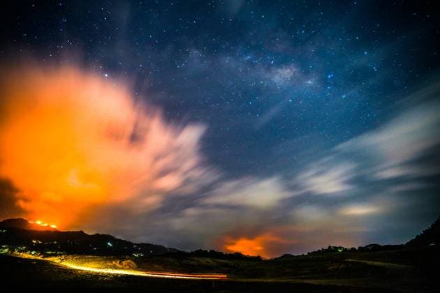 News Bilder des Tages July 22, 2023 - Kandy, Sri Lanka - TIME LAPSE IMAGE: A mountain wildfire seen from Teldeniya old town in Kandy, Sri Lanka. Kandy Sri Lanka - ZUMAk178 20230722_shx_k178_170 Copyright: xThilinaxKaluthotagex