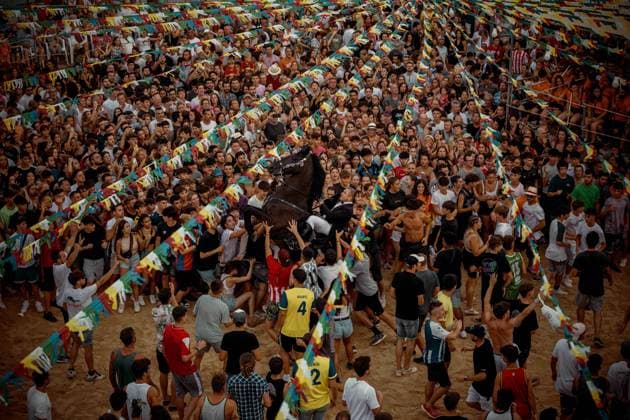 News Bilder des Tages July 22, 2023, fornells, balearic Islands, Spain: A caixer (horse rider) rears up on his horse surrounded by a cheering crowd during the traditional Jaleo at the Sant Anton Festival in Fornells fornells Spain - ZUMAo105 20230722_fap_o105_014 Copyright: xMatthiasxOesterlex