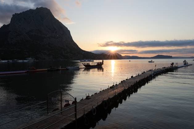 News Bilder des Tages RUSSIA, REPUBLIC OF CRIMEA - JULY 23, 2023: Sunrise over the Black Sea in the settlement of Novy Svet. Sergei Malgavko TASS  60614478