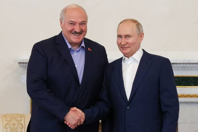 News Bilder des Tages RUSSIA, ST PETERSBURG - JULY 23, 2023: Belarus President Alexander Lukashenko (L) shakes hands with his Russian counterpart Vladimir Putin during a meeting at the Konstantinovsky Palace. Alexander Demianchuk TASS  60617013