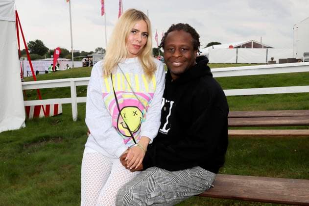 Mola Adebisi mit Freundin Adelina Zilai bei der 90s Super Show 2023 im Freizeitpark Horner Rennbahn, Hamburg, 22.07.2023 *** Mola Adebisi with girlfriend Adelina Zilai at the 90s Super Show 2023 in the amusement park Horner Rennbahn, Hamburg, 22 07 2023 Foto:xgbrcix xFuturexImage
