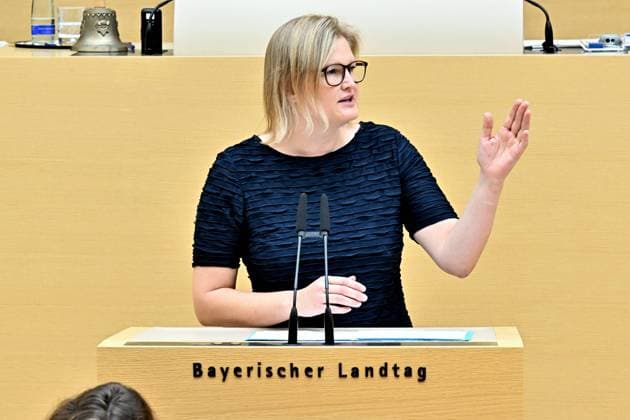 Katrin Ebner-Steiner , Mitglied der AfD Fraktion. 152. Sitzung des Bayerischen Landtags. Katrin Ebner-Steiner , AfD, am Rednerpult. München Bayern Deutschland *** Katrin Ebner Steiner , Member of the AfD Parliamentary Group 152 Session of the Bavarian State Parliament Katrin Ebner Steiner , AfD, at the lectern Munich Bavaria Germany Copyright: xRolfxPossx