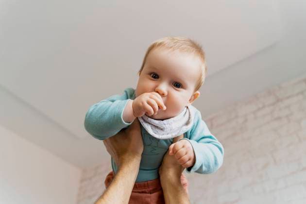 Creative Highlights Symbolbilder Father lifting cute baby boy model released, Symbolfoto property released, NDEF00745