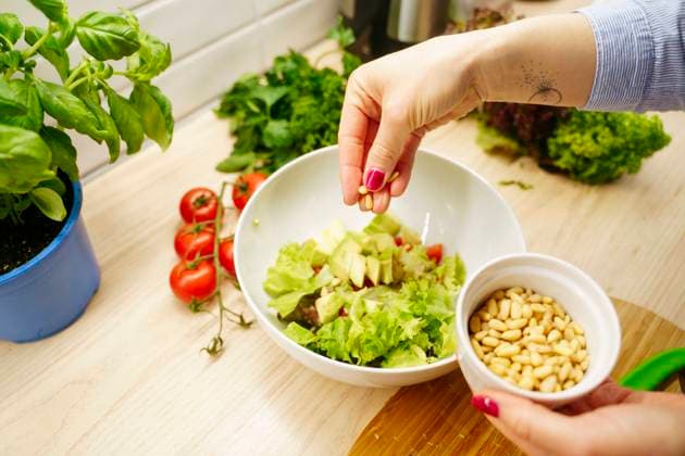 Hands of woman preparing vegetable salad in bowl at home model released, Symbolfoto property released, NJAF00419