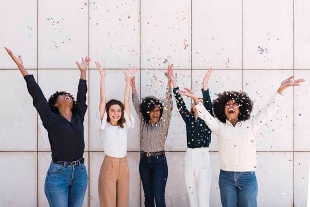 Creative Highlights Symbolbilder Happy businesswomen together celebrating with confetti in front of wall model released, Symbolfoto, PNAF05416