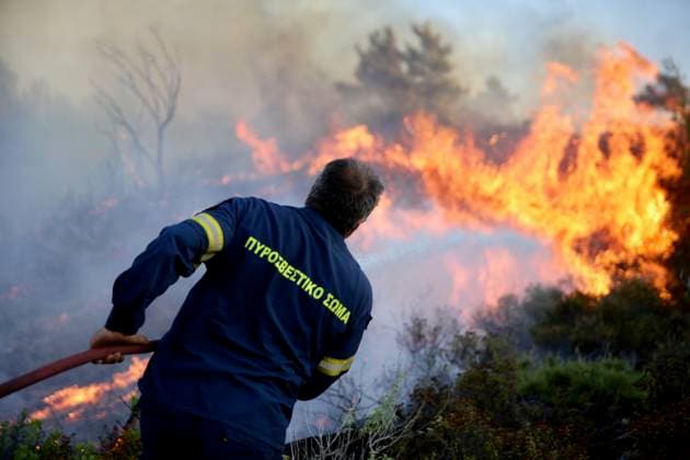 News Bilder des Tages July 23, 2023, Rhodes island, Greece: A firefighter tries to put out a wildfire in Asklipio village, on Rhodes island. Local people and tourists have been evacuated from area after wild fires broke out on the island of Rhodes, Greece Rhodes island Greece - ZUMAv62_ 20230723_zaf_v62_003 Copyright: xAristidisxVafeiadakisx