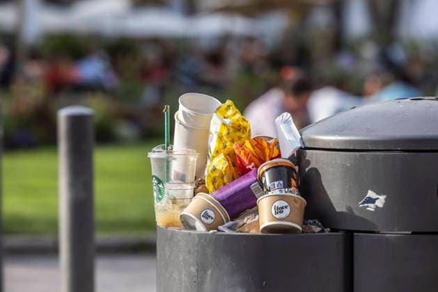 Überfüllter Abfallbehälter am Schlossplatz Stuttgart. 20.07.2023: Stuttgart, Baden-Württemberg, Deutschland, Europa *** Overfilled waste garbage can at Schlossplatz Stuttgart 20 07 2023 Stuttgart, Baden Württemberg, Germany, Europe