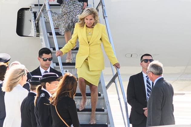Entertainment Themen der Woche KW30 Entertainment Bilder des Tages News Bilder des Tages Jill Biden Touches Down At Orly Airport - Paris Jill Biden arrives at Orly Airport on July 24, 2023 in Paris, France. First lady Dr. Jill Biden travels to Paris to celebrate the US rejoining UNESCO in a visit that will highlight the national security imperative of American involvement in such coalitions and emphasize the role of US leadership in the world. Photo by Laurent Zabulon ABACAPRESS.COM Paris France  Copyright: xZabulonxLaurent ABACAx 861748_003 ZabulonxLaurent ABACAx 861748_003 