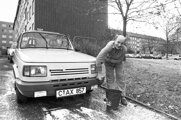 Trabantpflege 03.11.1991, Chemnitz, Trabant, viele Ostdeutsche pflegen am Sonntag ihre PKW Trabant, desahalb kommen Ost Autos besser durch den TÜV *** Trabant care 03 11 1991, Chemnitz, Trabant, many East Germans maintain on Sunday their passenger car Trabant, desahalb come East cars better by the TÜV