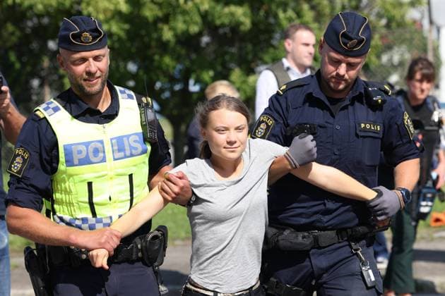 Bilder des Jahres 2023, News 07 Juli News Themen der Woche KW30 Entertainment Bilder des Tages MALMÖ 20230724 Klimataktivisten Greta Thunberg lyfts bort av polis när hon pa mandagen deltar i en ny klimataktion i Oljehamnen i Malmö. Aktionen genomförs bara timmar efter att Thunberg dömts till dagsböter för en liknande aktion den 19 juni – som ocksa den genomfördes i Oljehamnen. MALMÖ Sverige x10600x *** MALMÖ 20230724 Climate activist Greta Thunberg is taken away by police as she takes part in a new climate action in the Oil Harbour in Malmö on Monday The action comes just hours after Thunberg was sentenced to a daily fine for a similar action on June 19 - also in the Oil Harbour MALMÖ Sweden x10600x  Copyright: xAndreasxHillergren TTx GRETA THUNBERG OLJEHAMNEN I MALMÖ TTABB0000000000202682