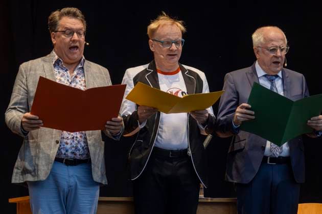 Helmut Schleich - Uwe Steimle - Lothar Bölck (L-R) mit dem Programm DialekTisch während eines Open Air Auftrittes in der Freilichtbühne Junge Garde Dresden. *** Helmut Schleich Uwe Steimle Lothar Bölck L R with the program DialekTisch during an open air performance at the open air stage Junge Garde Dresden