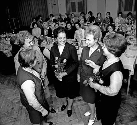 Empfang im Sowjetischen Klub Karl-Marx-Stadt Empfang aus Anlass der Großen Sozialistischen Oktoberrevolution in Russland für DDR- und Sowjetfrauen im Club der SDAG (Sowjetisch-deutsche-Aktiengesellschaft)Wismut im Stadtteil Karl-Marx-Stadt-Siegmar. Karl-Marx-Stadt Sachsen Deutschland *** Reception in Soviet Club Karl Marx City Reception on the occasion of the Great October Socialist Revolution in Russia for GDR and Soviet women in the club of SDAG Soviet German Joint Stock Company Wismut in the district of Karl Marx City Siegmar Karl Marx City Saxony Germany SowjetclubSiegmarFrauen2-121071