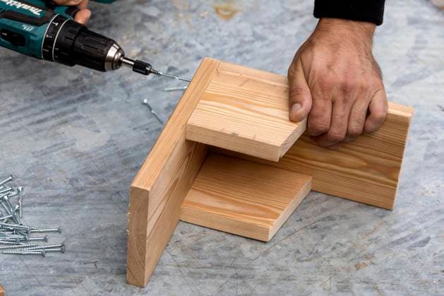 Bau eines Futterhaeuschens fuer Eichhoernchen, Schritt 4: Seitenteile werden auf der Bodenplatte befestigt, Serienbild 4 13 making a feeder for squirrels, step 4: laterals are fixed on base plate, series picture 4 13 BLWS691584 *** Construction one Futterhaeuschens for Squirrel, Step 4 Side panels become at the Base plate fastened, Serial picture 4 13 Making a Feeder for squirrels, Step 4 laterals are Fixed ON Base plate, Series Picture 4 13 BLWS691584 Copyright: xblickwinkel F.xHeckerx