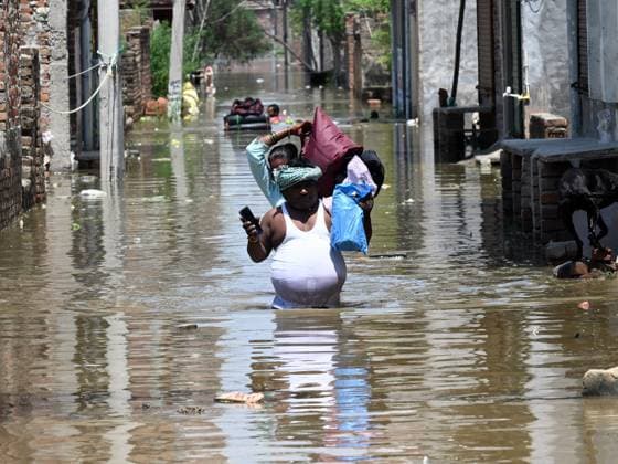 News Themen der Woche KW30 News Bilder des Tages GREATER NOIDA, INDIA - JULY 24: People from low-lying areas around the Hindon river wade through flood waters of the swollen river while relocating to a safer place, at Purana Haibatpur village on June 24, 2023 in Greater Noida, India. (Photo by Sunil Ghosh Hindustan Times) Hindon River Water Enters Low Lying Areas In Greater Noida