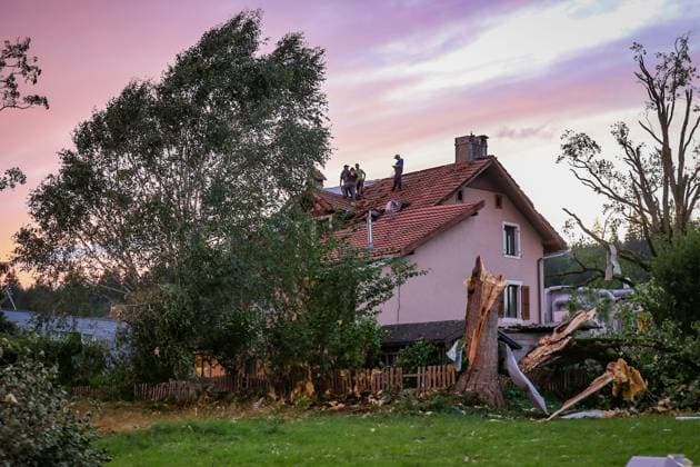 News Themen der Woche KW30 News Bilder des Tages La Chaux-de-Fonds tempête PHOTOPQR L EST REPUBLICAIN Lionel VADAM ; Villers-le-Lac ; 24 07 2023 ; La Chaux-de-Fonds (Suisse) le 24 07 2023 - Une tempête avec des vents violents (on parle même de tornade) a dévasté une partie de la ville de La Chaud-de-Fonds en Suisse. Dans la zone industrielle du Crêt-du-Locle, les dégâts sont impressionnants. Photo Lionel Vadam La Chaux-de-Fonds (Switzerland) on 07 24 2023 - A storm with strong winds (we even speak of a tornado) devastated part of the town of La Chaud-de-Fonds in Switzerland. In the industrial zone of Crêt-du-Locle, the damage is impressive Villers-le-Lac Doubs Franche-Comté France  Copyright: xPHOTOPQR L ESTxREPUBLICAIN MAXPPxLionelxVADAMx 20230724NCY2533 20230724NCY2533