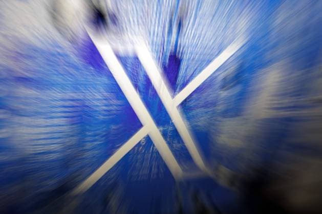 Symbolfoto: Das neue X Logo von Twitter auf der Startseite des Anbieters ist auf einem Bildschirm abgebildet. Berlin, 25.07.2023. Berlin Deutschland *** Symbol photo Twitters new X logo on the providers home page is shown on a screen Berlin, 25 07 2023 Berlin Germany Copyright: xJaninexSchmitz photothek.dex