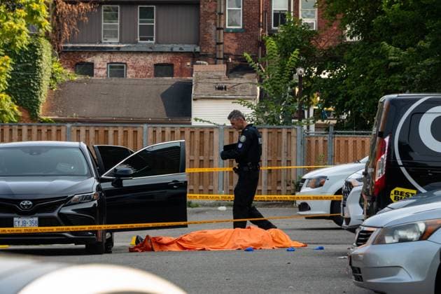 July 25, 2023, Toronto, ON, Canada: Toronto police investigate a fatal shooting in a parking lot in the city s downtown east end on Tuesday, July 25, 2023. Toronto Canada  - ZUMAc35_ 20230725_zaf_c35_012 Copyright: xColinxN.xPerkelx