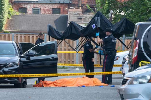 July 25, 2023, Toronto, ON, Canada: Toronto police investigate a fatal shooting in a parking lot in the city s downtown east end on Tuesday, July 25, 2023. Toronto Canada  - ZUMAc35_ 20230725_zaf_c35_016 Copyright: xColinxN.xPerkelx