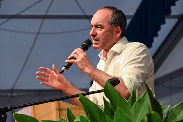Hubert Aiwanger bei einem politischen Abend der Freien Wähler im Festzelt auf dem Volksfest. Maisach, 24.07.2023 *** Hubert Aiwanger at a political evening of the Free Voters in the marquee at the Maisach Folk Festival, 24 07 2023 Foto:xR.xHeinex xFuturexImage