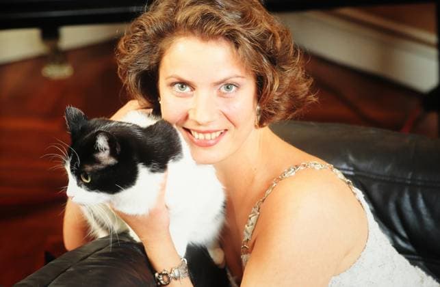 Nadja Puls, deutsche ehemalige Tänzerin und Schauspielerin, mit ihrer Katze im Wohnzimmer bei einer Heimreportage, Deutschland 1996. Deutschland Copyright: xUnitedxArchivesx xAlexanderxStingl STI_8704000187 EDITORIAL USE ONLY