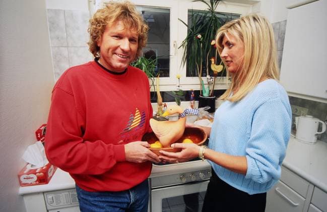 Bernhard Brink, deutscher Schlagersänger, mit Ehefrau Ute zuhause in der Küche in Berlin, Deutschland 1996. Berlin Berlin Deutschland Copyright: xUnitedxArchivesx xAlexanderxStingl STI_8704000504 EDITORIAL USE ONLY