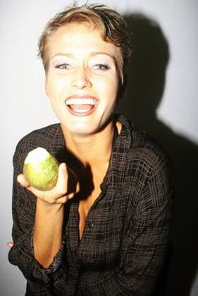 Annette Schreiber, deutsche Schauspielerin, bekannt u.a. durch die Fernsehserie Geliebte Schwestern , mit einem Apfel bei einem Personality-Fotoshooting im Studio, Deutschland 1997. Deutschland Copyright: xUnitedxArchivesx xAlexanderxStingl STI_8704000695 EDITORIAL USE ONLY