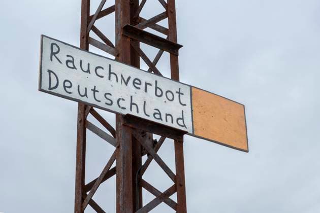 Schild in Form einer Zigarette mit der Aufschrift Rauchverbot Deutschland *** Sign in the shape of a cigarette with the inscription Smoking ban Germany Sachsen Deutschland, Germany GMS8980