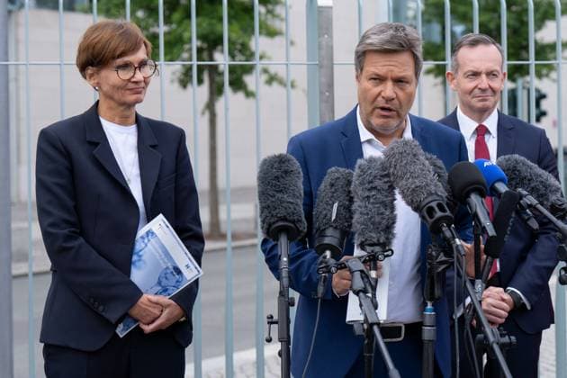 News Themen der Woche KW30 Pressestatement zum Kabinettsbeschlusses zur Nationalen Wasserstoffstrategie Pressestatement zum Kabinettsbeschlusses zur Nationalen Wasserstoffstrategie, Bundesminister für Wirtschaft und Klimaschutz Robert Habeck, Bundesministerin für Bildung und Forschung Bettina Stark-Watzinger, Bundesminister für Digitales und Verkehr Volker Wissing, Parlamentarische Staatssekretärin Bundesministerin für wirtschaftliche Zusammenarbeit und Entwicklung Bärbel Kofler, Parlamentarischer Staatssekretär Bundesministerin für Umwelt, Naturschutz, nukleare Sicherheit und Verbraucherschutz Christian Kühn, vor dem Bundeskanzleramt, 26.7.2023 Berlin Berlin GER *** Press statement on the cabinet decision on the National Hydrogen Strategy Press statement on the cab