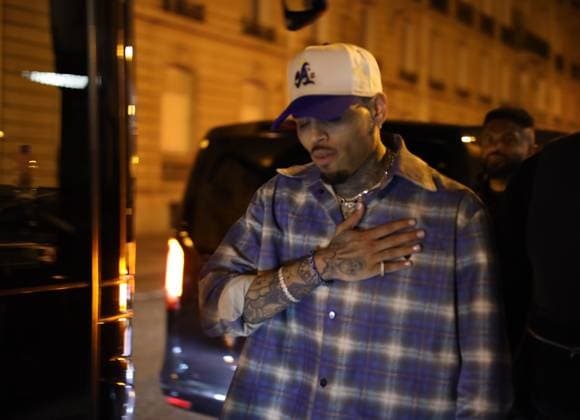 Chris Brown And His Girlfriend Leave Nightclub - Paris Chris Brown and his girlfriend Ammika Harris leaving a Parisian nightclub after his concert at the Accor Arena in Paris, France on February 23, 2023. The couple left their child to sleep on the tour bus and partied until at 4am. Photo by ABACAPRESS.COM Paris France  Copyright: xABACAx 843521_006 ABACAx 843521_006 