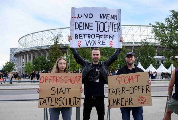 20230726 Kundgebung Keine Buehne fuer Rammstein WIEN, OESTERREICH - 26. JULI: Kundgebung Keine Buehne fuer Rammstein , organisiert von aufstehn aufgrund der Voruerfe der sexuellen Belaestiung von Fans durch den Saenger un Rammstein vor dem Ernst-Happel-Stadion am 26. Juli, 2023 in Wien, Oesterreich. 230726_SEPA_32_021 Copyright: xMartinxJuenx SEPAxMedia
