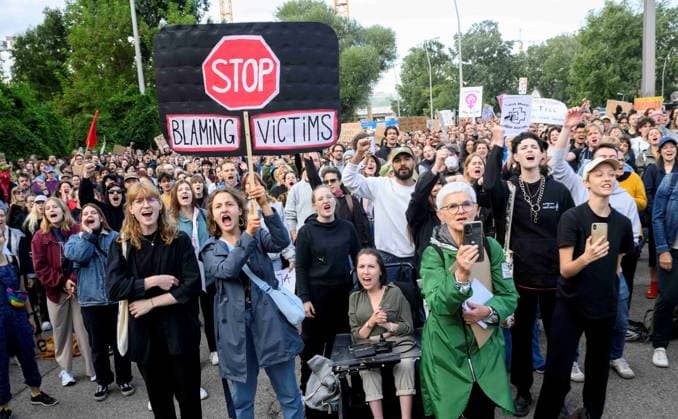 20230726 Kundgebung Keine Buehne fuer Rammstein WIEN, OESTERREICH - 26. JULI: Kundgebung Keine Buehne fuer Rammstein , organisiert von aufstehn aufgrund der Voruerfe der sexuellen Belaestiung von Fans durch den Saenger un Rammstein vor dem Ernst-Happel-Stadion am 26. Juli, 2023 in Wien, Oesterreich. 230726_SEPA_32_040 Copyright: xMartinxJuenx SEPAxMedia