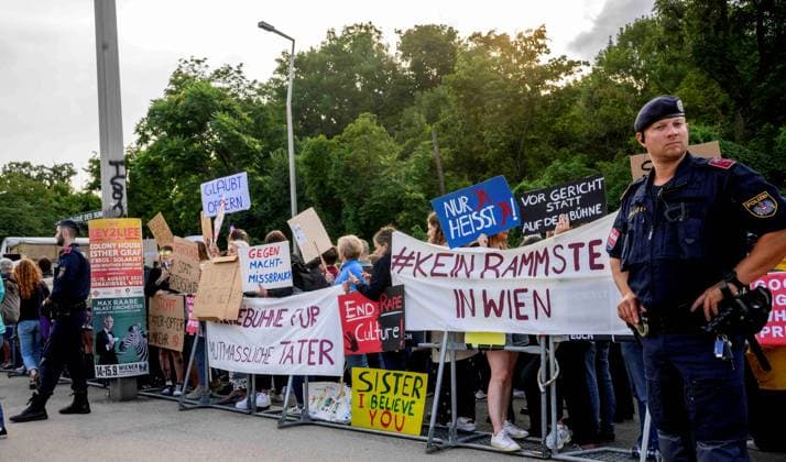 20230726 Kundgebung Keine Buehne fuer Rammstein WIEN, OESTERREICH - 26. JULI: Kundgebung Keine Buehne fuer Rammstein , organisiert von aufstehn aufgrund der Voruerfe der sexuellen Belaestiung von Fans durch den Saenger un Rammstein vor dem Ernst-Happel-Stadion am 26. Juli, 2023 in Wien, Oesterreich. 230726_SEPA_32_044 Copyright: xMartinxJuenx SEPAxMedia