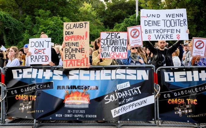 20230726 Kundgebung Keine Buehne fuer Rammstein WIEN, OESTERREICH - 26. JULI: Kundgebung Keine Buehne fuer Rammstein , organisiert von aufstehn aufgrund der Voruerfe der sexuellen Belaestiung von Fans durch den Saenger un Rammstein vor dem Ernst-Happel-Stadion am 26. Juli, 2023 in Wien, Oesterreich. 230726_SEPA_32_045 Copyright: xMartinxJuenx SEPAxMedia