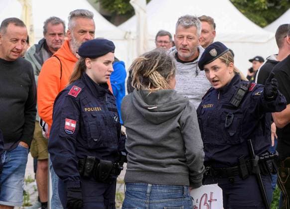 20230726 Kundgebung Keine Buehne fuer Rammstein WIEN, OESTERREICH - 26. JULI: Diskussionen zwischen Rammstein-Fans, der Polizei und einer Teilnehmerin der Kundgebung Keine Buehne fuer Rammstein , organisiert von aufstehn aufgrund der Voruerfe der sexuellen Belaestiung von Fans durch den Saenger un Rammstein vor dem Ernst-Happel-Stadion am 26. Juli, 2023 in Wien, Oesterreich. 230726_SEPA_32_047 Copyright: xMartinxJuenx SEPAxMedia