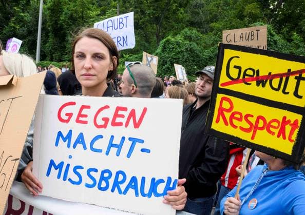 20230726 Kundgebung Keine Buehne fuer Rammstein WIEN, OESTERREICH - 26. JULI: Gemeinderaetin der Gruenen Wien Viktoria Spielmann bei der Kundgebung Keine Buehne fuer Rammstein , organisiert von aufstehn aufgrund der Voruerfe der sexuellen Belaestiung von Fans durch den Saenger un Rammstein vor dem Ernst-Happel-Stadion am 26. Juli, 2023 in Wien, Oesterreich. 230726_SEPA_32_051 Copyright: xMartinxJuenx SEPAxMedia