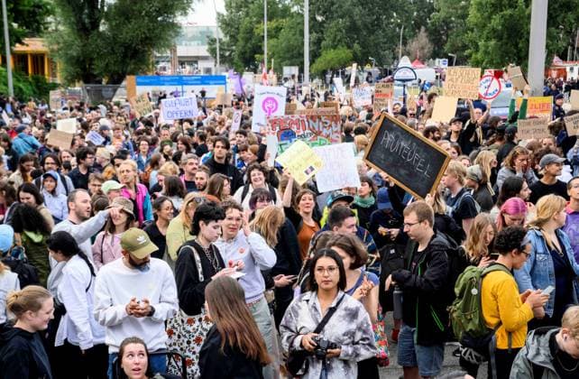 20230726 Kundgebung Keine Buehne fuer Rammstein WIEN, OESTERREICH - 26. JULI: Kundgebung Keine Buehne fuer Rammstein , organisiert von aufstehn aufgrund der Voruerfe der sexuellen Belaestiung von Fans durch den Saenger un Rammstein vor dem Ernst-Happel-Stadion am 26. Juli, 2023 in Wien, Oesterreich. 230726_SEPA_32_052 Copyright: xMartinxJuenx SEPAxMedia