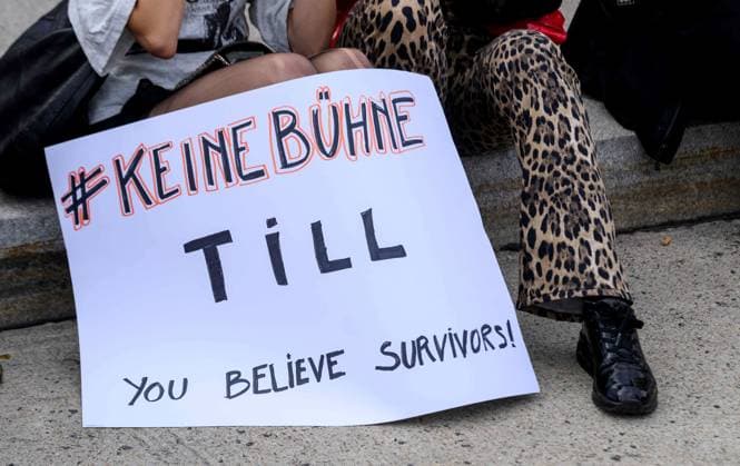 20230726 Kundgebung Keine Buehne fuer Rammstein WIEN, OESTERREICH - 26. JULI: Kundgebung Keine Buehne fuer Rammstein , organisiert von aufstehn aufgrund der Voruerfe der sexuellen Belaestiung von Fans durch den Saenger un Rammstein vor dem Ernst-Happel-Stadion am 26. Juli, 2023 in Wien, Oesterreich. 230726_SEPA_32_026 Copyright: xMartinxJuenx SEPAxMedia