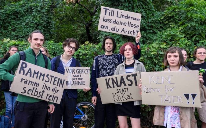 20230726 Kundgebung Keine Buehne fuer Rammstein WIEN, OESTERREICH - 26. JULI: Kundgebung Keine Buehne fuer Rammstein , organisiert von aufstehn aufgrund der Voruerfe der sexuellen Belaestiung von Fans durch den Saenger un Rammstein vor dem Ernst-Happel-Stadion am 26. Juli, 2023 in Wien, Oesterreich. 230726_SEPA_32_027 Copyright: xMartinxJuenx SEPAxMedia