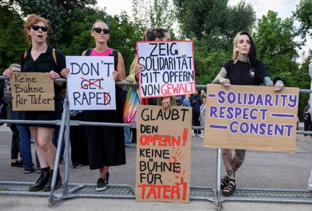20230726 Kundgebung Keine Buehne fuer Rammstein WIEN, OESTERREICH - 26. JULI: Kundgebung Keine Buehne fuer Rammstein , organisiert von aufstehn aufgrund der Voruerfe der sexuellen Belaestiung von Fans durch den Saenger un Rammstein vor dem Ernst-Happel-Stadion am 26. Juli, 2023 in Wien, Oesterreich. 230726_SEPA_32_028 Copyright: xMartinxJuenx SEPAxMedia