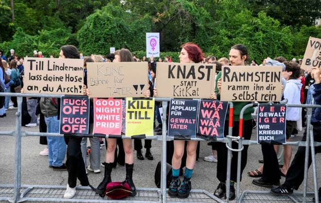 20230726 Kundgebung Keine Buehne fuer Rammstein WIEN, OESTERREICH - 26. JULI: Kundgebung Keine Buehne fuer Rammstein , organisiert von aufstehn aufgrund der Voruerfe der sexuellen Belaestiung von Fans durch den Saenger un Rammstein vor dem Ernst-Happel-Stadion am 26. Juli, 2023 in Wien, Oesterreich. 230726_SEPA_32_030 Copyright: xMartinxJuenx SEPAxMedia