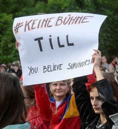 20230726 Kundgebung Keine Buehne fuer Rammstein WIEN, OESTERREICH - 26. JULI: Kundgebung Keine Buehne fuer Rammstein , organisiert von aufstehn aufgrund der Voruerfe der sexuellen Belaestiung von Fans durch den Saenger un Rammstein vor dem Ernst-Happel-Stadion am 26. Juli, 2023 in Wien, Oesterreich. 230726_SEPA_32_032 Copyright: xMartinxJuenx SEPAxMedia