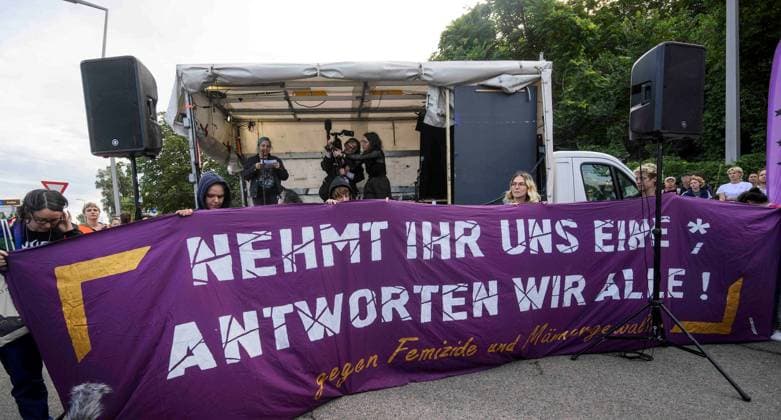 20230726 Kundgebung Keine Buehne fuer Rammstein WIEN, OESTERREICH - 26. JULI: Kundgebung Keine Buehne fuer Rammstein , organisiert von aufstehn aufgrund der Voruerfe der sexuellen Belaestiung von Fans durch den Saenger un Rammstein vor dem Ernst-Happel-Stadion am 26. Juli, 2023 in Wien, Oesterreich. 230726_SEPA_32_034 Copyright: xMartinxJuenx SEPAxMedia